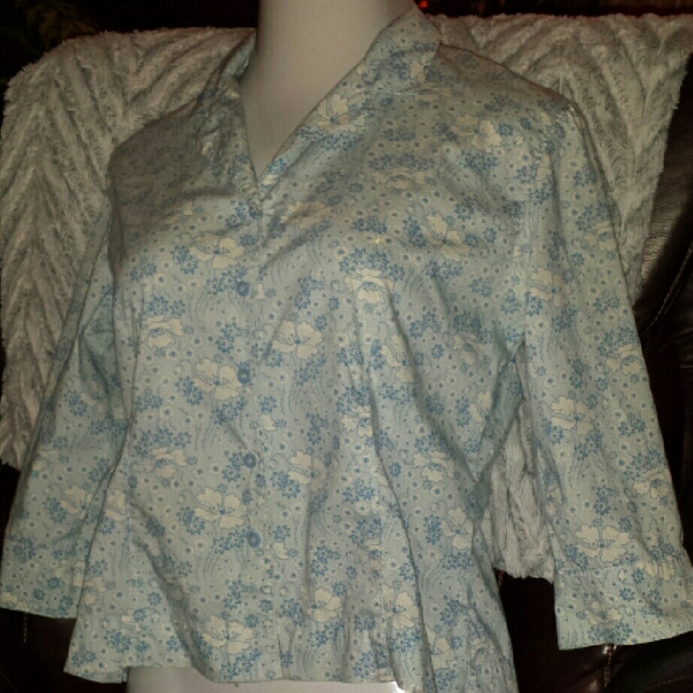 Charming blouse in blue and white